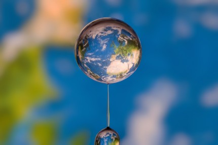 Planisphère en réflexion dans une goutte d'eau