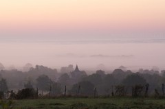 Eglise dans la brume au lever du jour