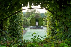 Fontaine dans le jardin médiéval du prieuré d'Orsan