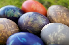 Œufs de pâques avec colorants naturels - Réalisation : Mathilde Rafin, véronique Tropin et Céline Lusseau